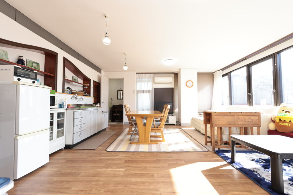 大井川鐵道の家山駅近くにある中古住宅の2階のDKの写真です