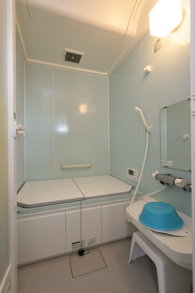 大井川鐵道の家山駅近くにある中古住宅の2階にあるお風呂の写真です