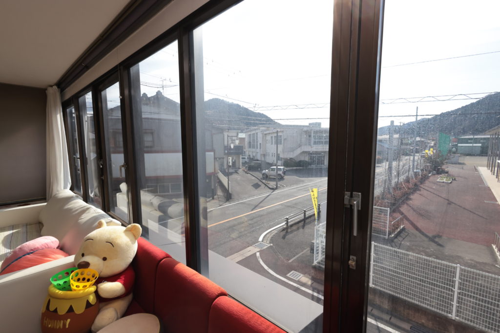 大井川鐵道の家山駅近くにある中古住宅の2階リビングからの景観写真です