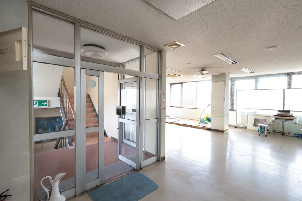 大井川鐵道の家山駅近くにある中古住宅の3階フロアにある入口の写真です