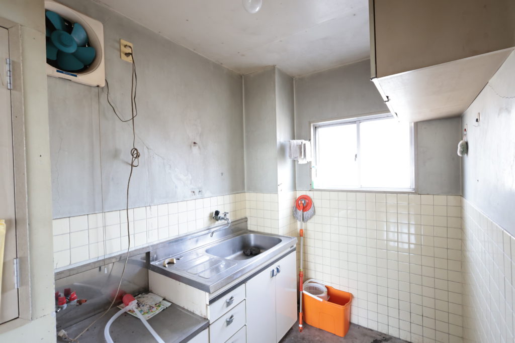 大井川鐵道の家山駅近くにある中古住宅の3階フロアにある給湯室の写真です