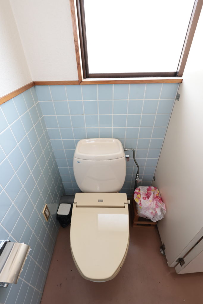 大井川鐵道の家山駅近くにある中古住宅の4階フロア、トイレの写真です