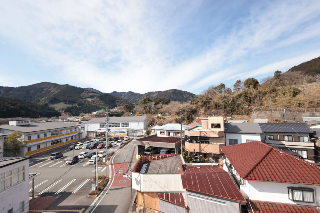 大井川鐵道の家山駅近くにある中古住宅の4階フロアから見た景観写真です