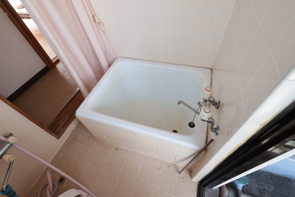 大井川鐵道の家山駅近くにある中古住宅の4階フロア、お風呂の写真です