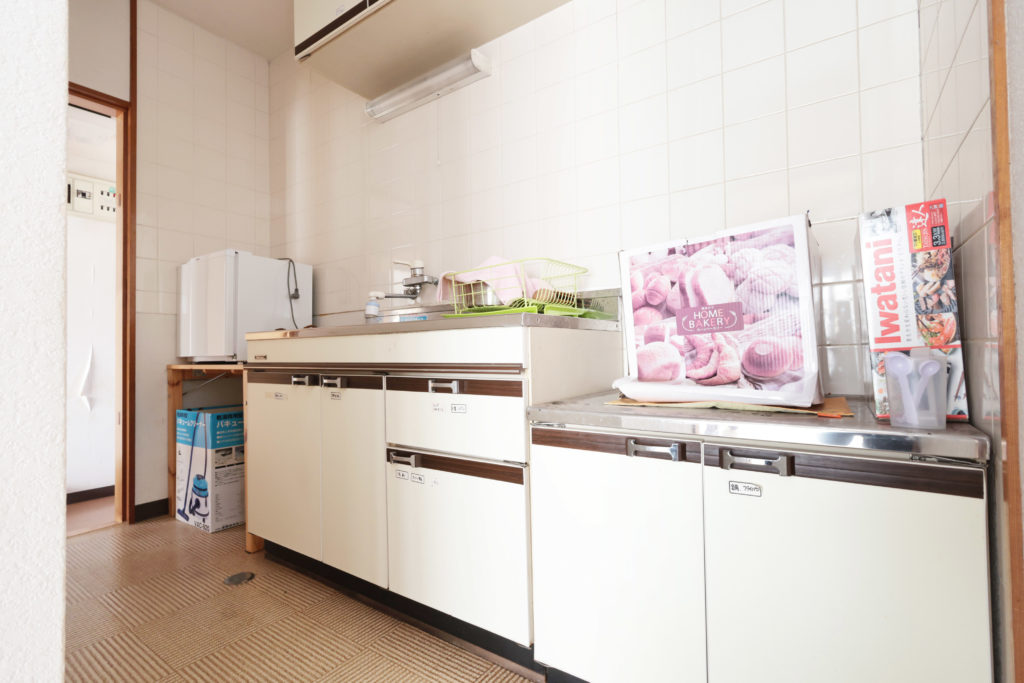 大井川鐵道の家山駅近くにある中古住宅の4階フロア、キッチンの写真です