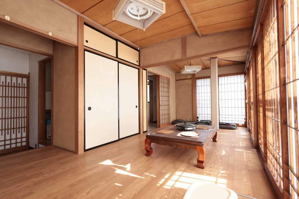 大井川鐵道の家山駅近くにある中古住宅の4階フロア、室内の写真です