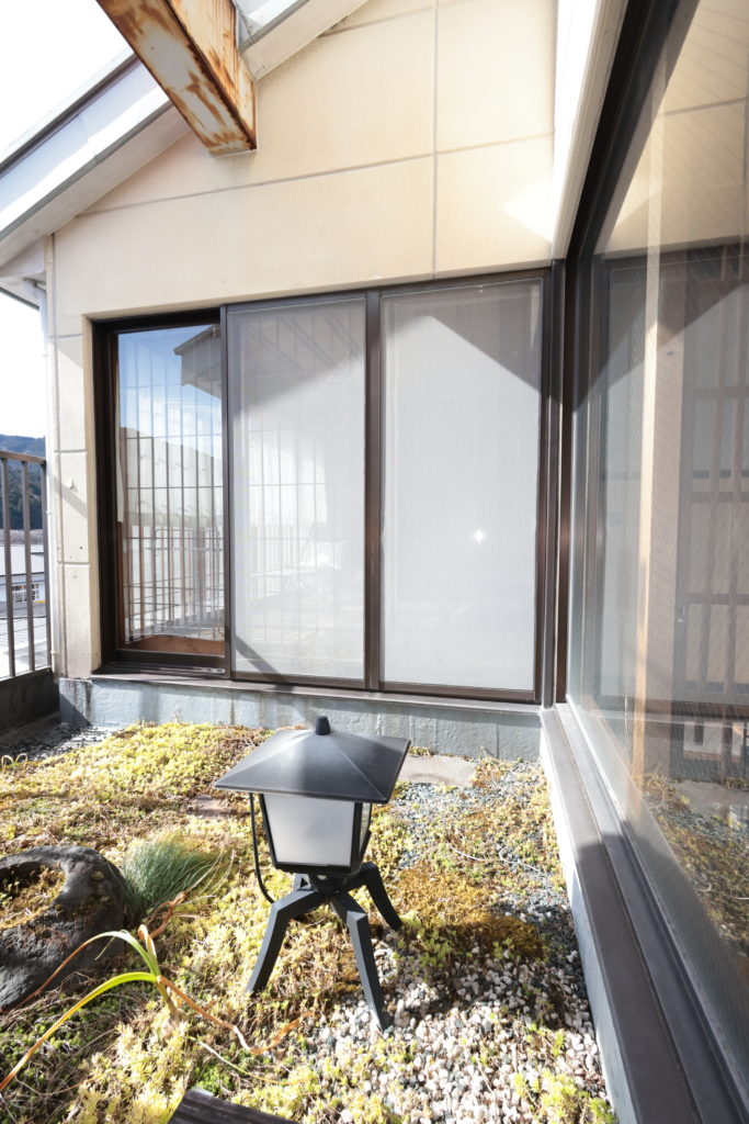 大井川鐵道の家山駅近くにある中古住宅の4階フロアにある坪庭の写真です