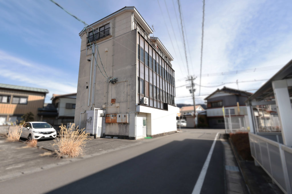 大井川鐵道の家山駅近くにある中古住宅の外観写真です