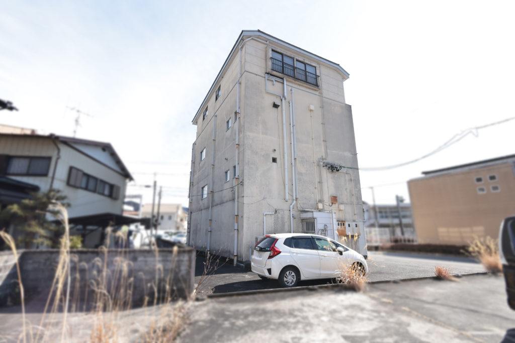 大井川鐵道の家山駅近くにある中古住宅の外観写真です