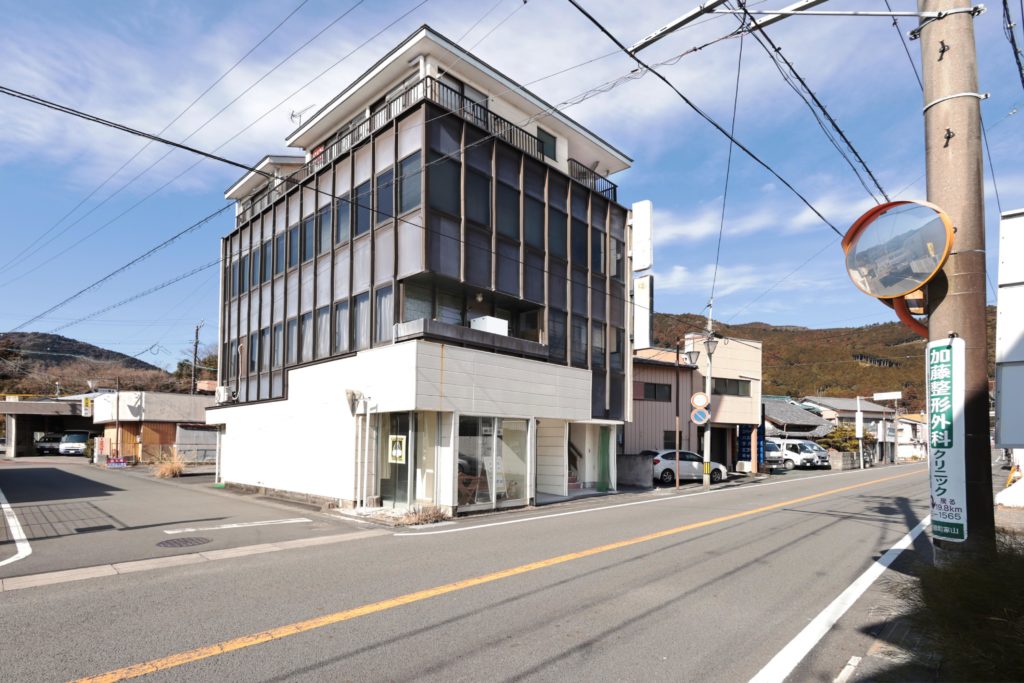 大井川鐵道の家山駅近くにある中古住宅の外観写真です