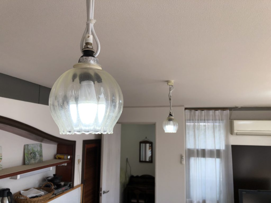 大井川鐵道の家山駅近くにある中古住宅の2階のDKにある照明器具の写真です