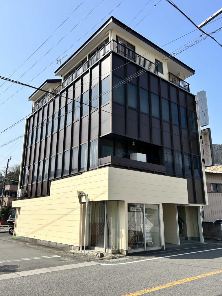 島田市川根町家山にある中古ビルの外観写真です