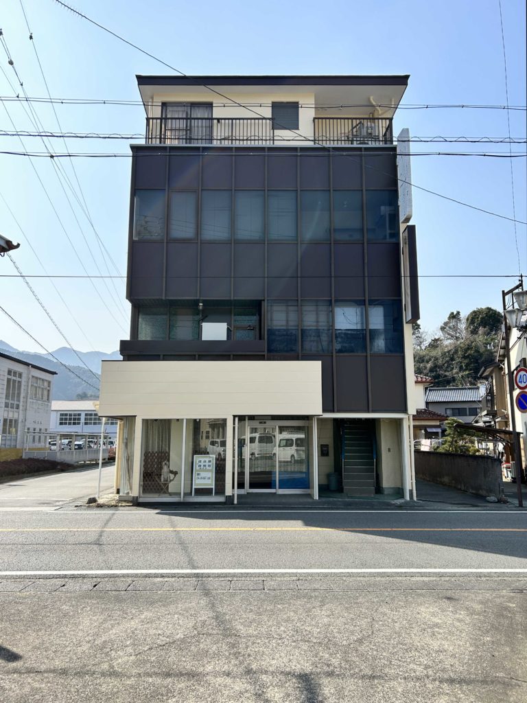 島田市川根町家山にある中古ビルの外観写真です