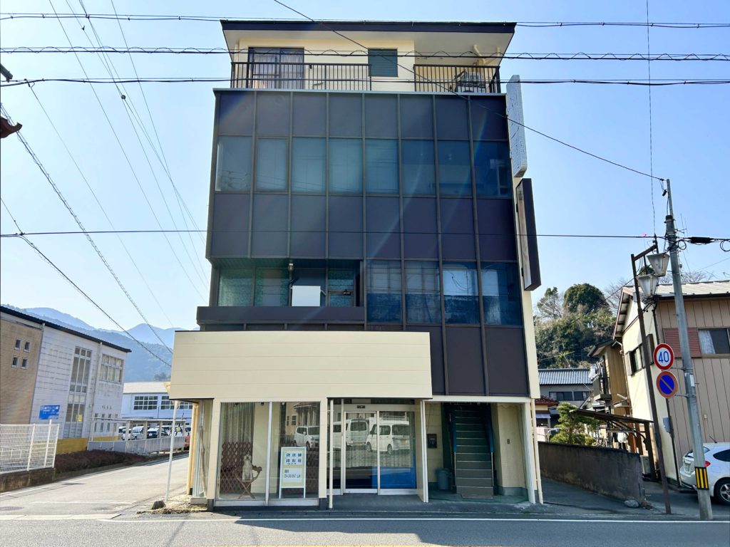 島田市川根町家山にある中古ビルの外観写真です