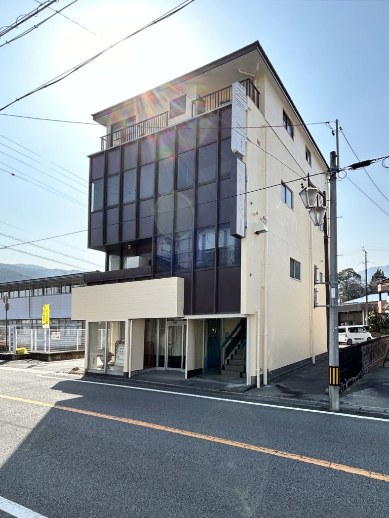 島田市川根町家山にある中古ビルの外観写真です