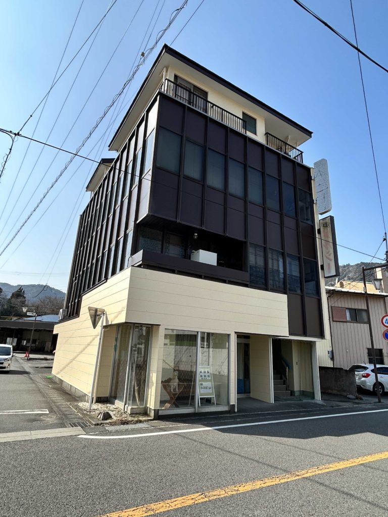 島田市川根町家山にある中古ビルの外観写真です