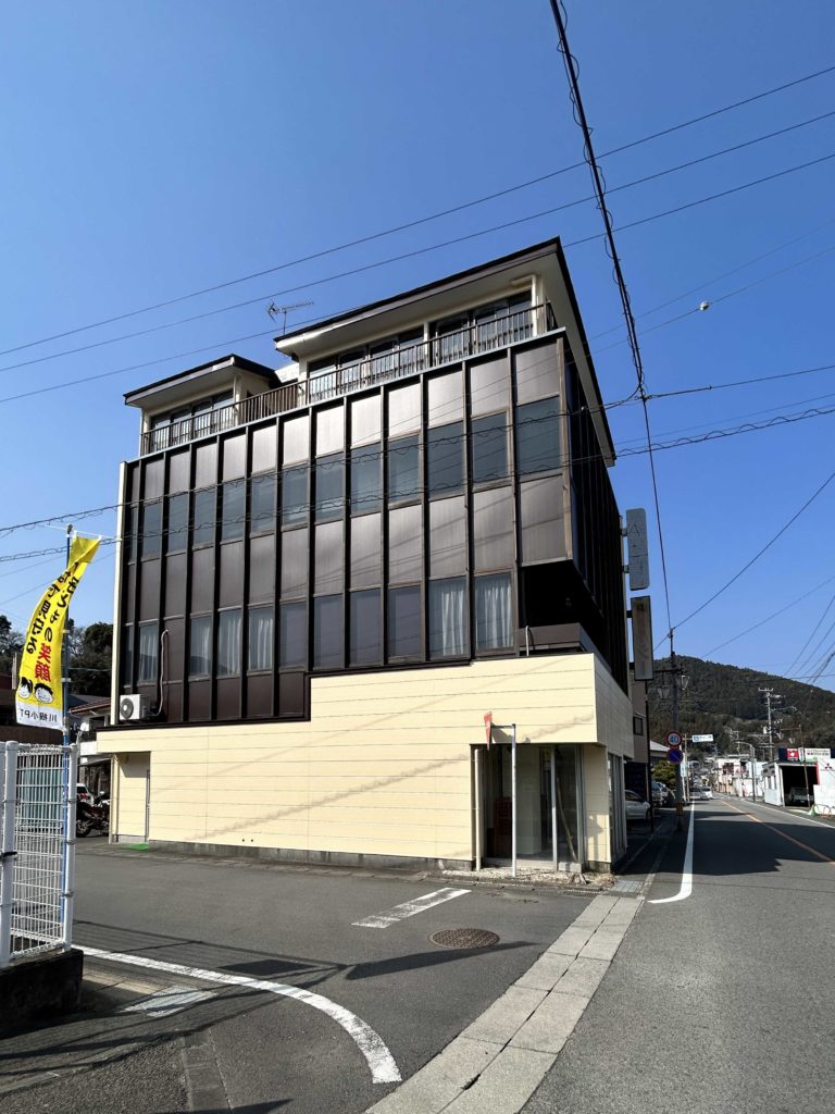 島田市川根町家山にある中古ビルの外観写真です