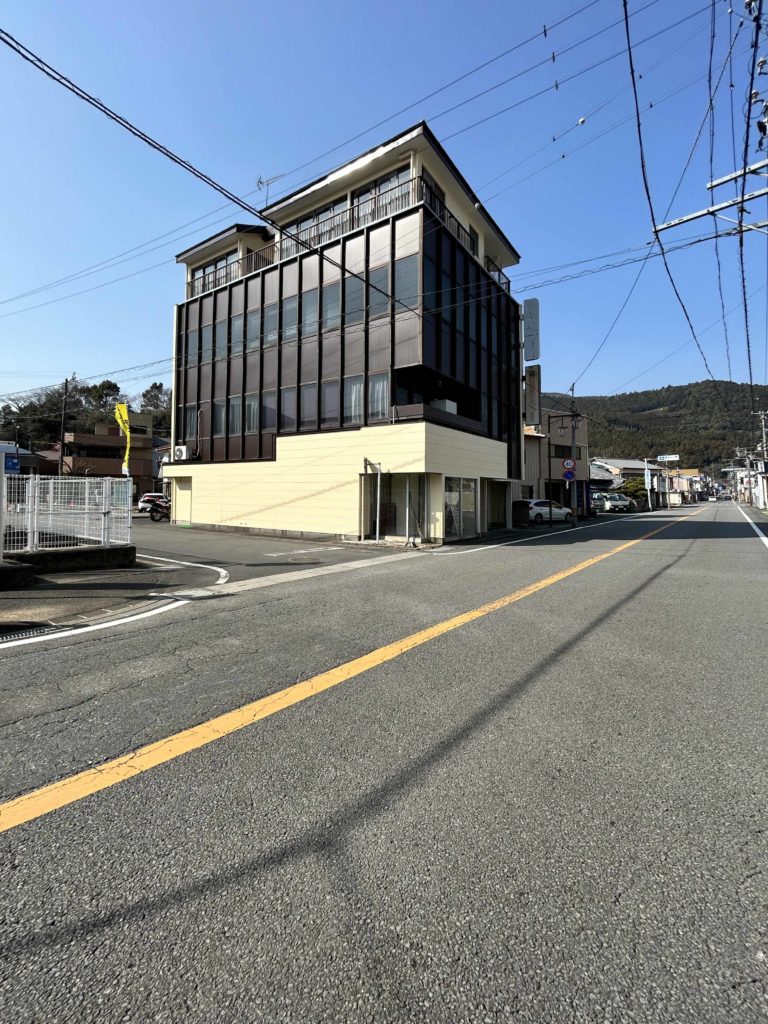 島田市川根町家山にある中古ビルの外観写真です