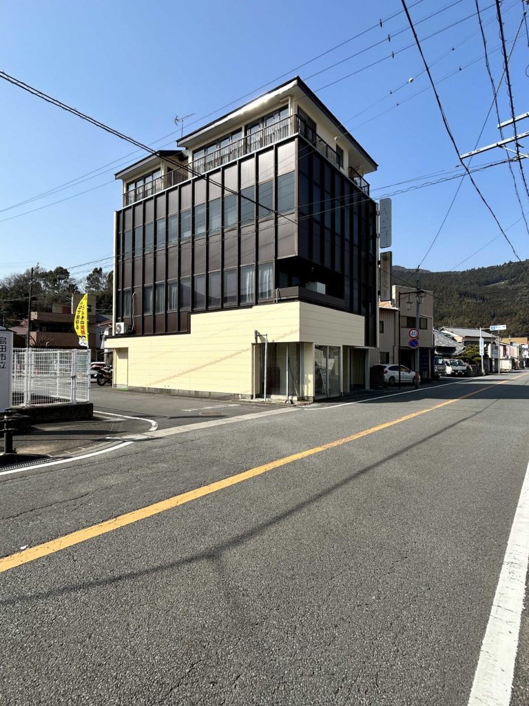 島田市川根町家山にある中古ビルの外観写真です