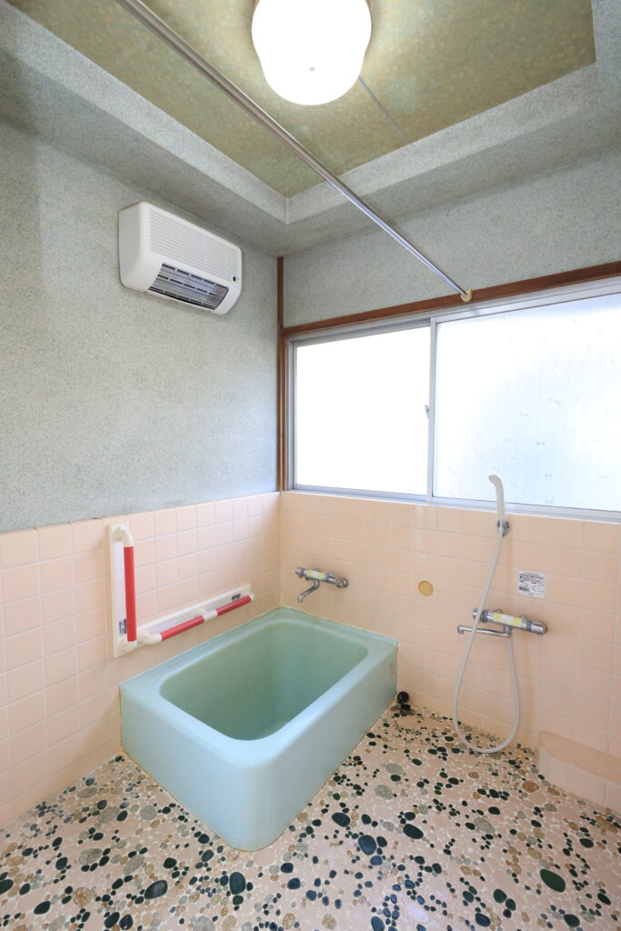 三保の中古住宅、昭和スタイルのタイルのお風呂の写真です